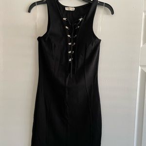 Dress fitted to the body